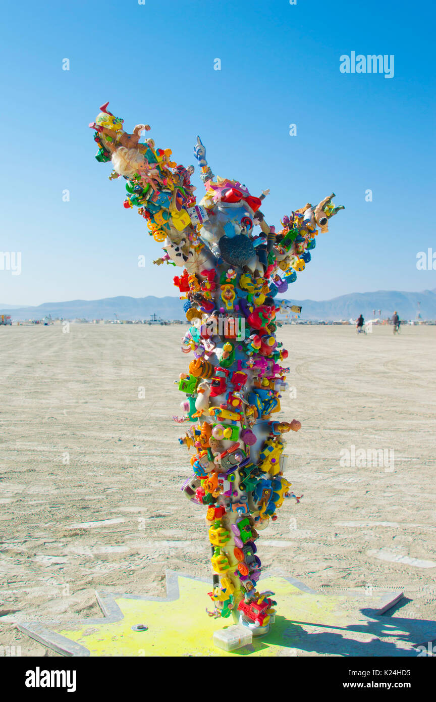 Eine bunte Roboter Statue auf der Playa als jährliche Desert Festival Burning Man bereitet die Tore für den Beginn der einwöchigen Veranstaltung 26. August in Black Rock City, Nevada 2017 zu öffnen. Das jährliche Festival lockt 70.000 Teilnehmer in einer der entlegensten und unwirtlichen Wüsten in Amerika. Stockfoto