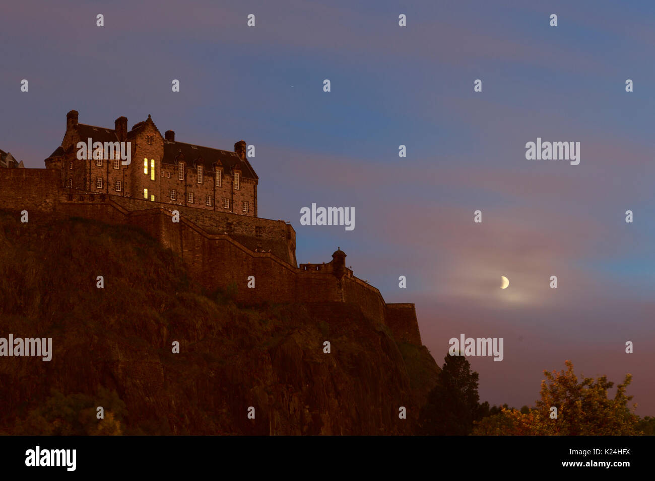 Edinburgh, Schottland 28. August. Edinburgh International Festival beendete eine Anzeige von Feuerwerk an Edinburgh Castle für Virgin Media gesponsert, Markierung 70. Jahrestag der Edinburgh International Festival. Credit: Pako Mera/Alamy leben Nachrichten Stockfoto