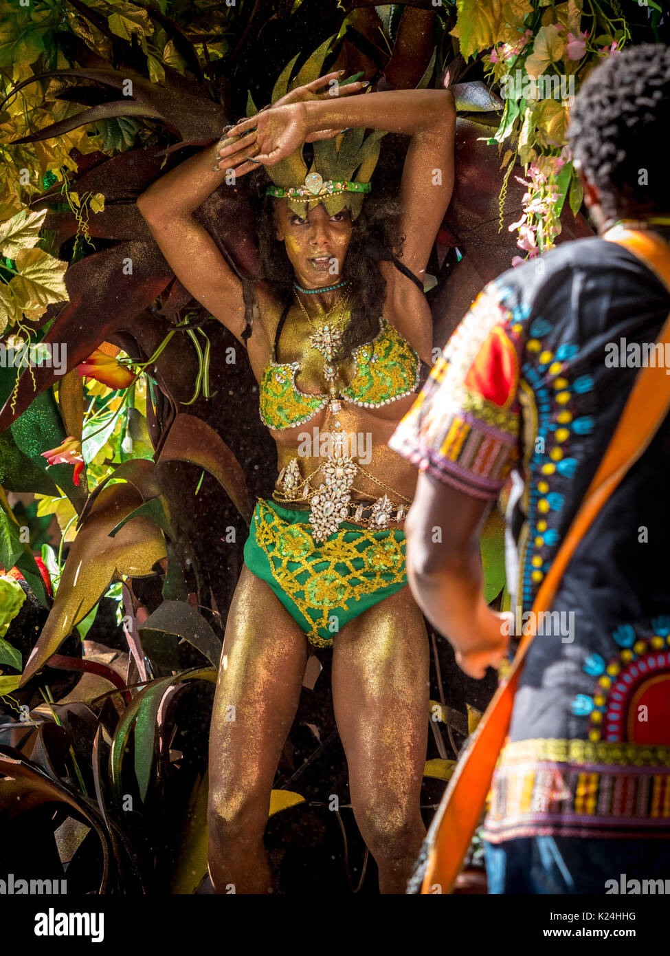 Leeds, Großbritannien. 28 August, 2017. 50 Leeds West Indian Karneval in Potternewton Park. Der Karneval war das erste in Großbritannien, 1967, alle drei wesentliche Elemente eines authentischen indischen Karneval - Kostüme, Musik und einer Maskerade Prozession zu übernehmen - er ist Europas längste laufende Karibischen Karneval Parade. Die Veranstaltung umfasst eine farbenfrohe Prozession durch die Straßen, eine Live Musik Bühne und Street Food und richtet sich an alle Altersgruppen und Kulturen ausgerichtet. Foto Bailey-Cooper Fotografie/Alamy leben Nachrichten Stockfoto