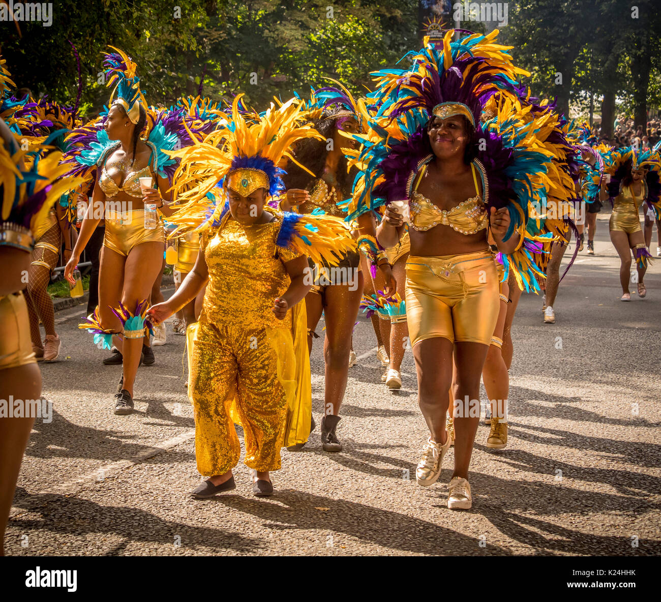 Leeds, Großbritannien. 28 August, 2017. 50 Leeds West Indian Karneval in Potternewton Park. Der Karneval war das erste in Großbritannien, 1967, alle drei wesentliche Elemente eines authentischen indischen Karneval - Kostüme, Musik und einer Maskerade Prozession zu übernehmen - er ist Europas längste laufende Karibischen Karneval Parade. Die Veranstaltung umfasst eine farbenfrohe Prozession durch die Straßen, eine Live Musik Bühne und Street Food und richtet sich an alle Altersgruppen und Kulturen ausgerichtet. Foto Bailey-Cooper Fotografie/Alamy leben Nachrichten Stockfoto