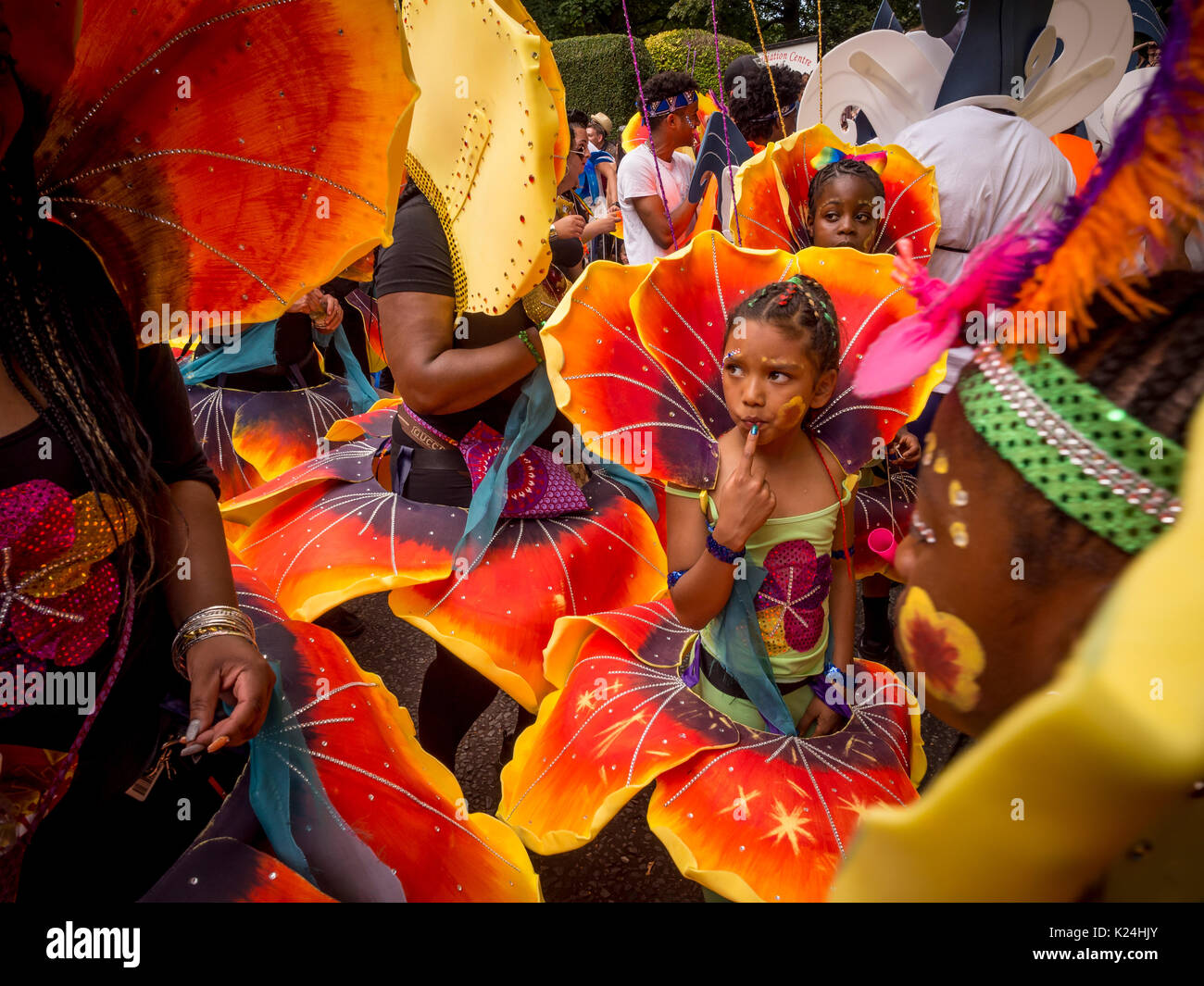 Leeds, Großbritannien. 28 August, 2017. 50 Leeds West Indian Karneval in Potternewton Park. Der Karneval war das erste in Großbritannien, 1967, alle drei wesentliche Elemente eines authentischen indischen Karneval - Kostüme, Musik und einer Maskerade Prozession zu übernehmen - er ist Europas längste laufende Karibischen Karneval Parade. Die Veranstaltung umfasst eine farbenfrohe Prozession durch die Straßen, eine Live Musik Bühne und Street Food und richtet sich an alle Altersgruppen und Kulturen ausgerichtet. Foto Bailey-Cooper Fotografie/Alamy leben Nachrichten Stockfoto