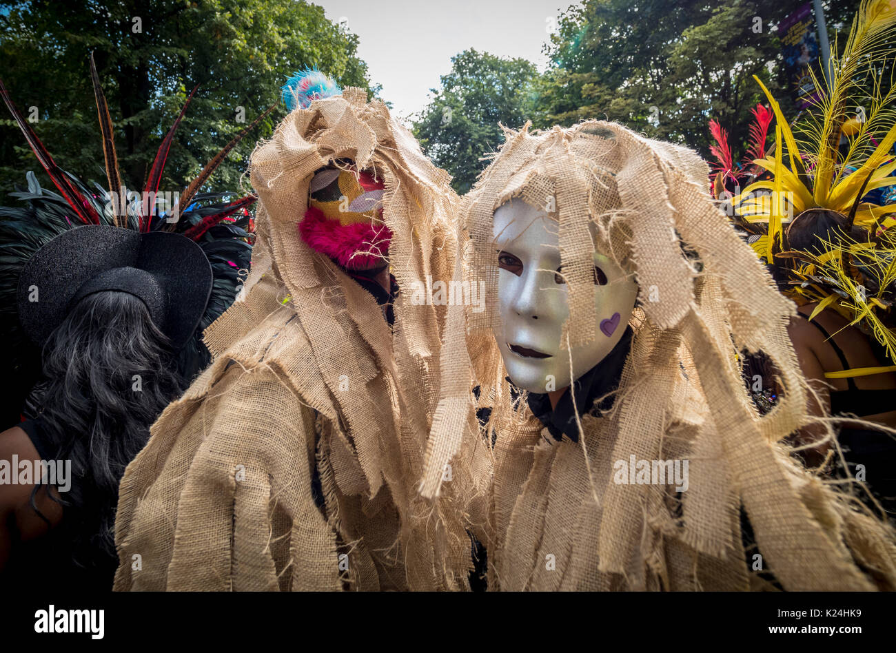 Leeds, Großbritannien. 28 August, 2017. 50 Leeds West Indian Karneval in Potternewton Park. Der Karneval war das erste in Großbritannien, 1967, alle drei wesentliche Elemente eines authentischen indischen Karneval - Kostüme, Musik und einer Maskerade Prozession zu übernehmen - er ist Europas längste laufende Karibischen Karneval Parade. Die Veranstaltung umfasst eine farbenfrohe Prozession durch die Straßen, eine Live Musik Bühne und Street Food und richtet sich an alle Altersgruppen und Kulturen ausgerichtet. Foto Bailey-Cooper Fotografie/Alamy leben Nachrichten Stockfoto