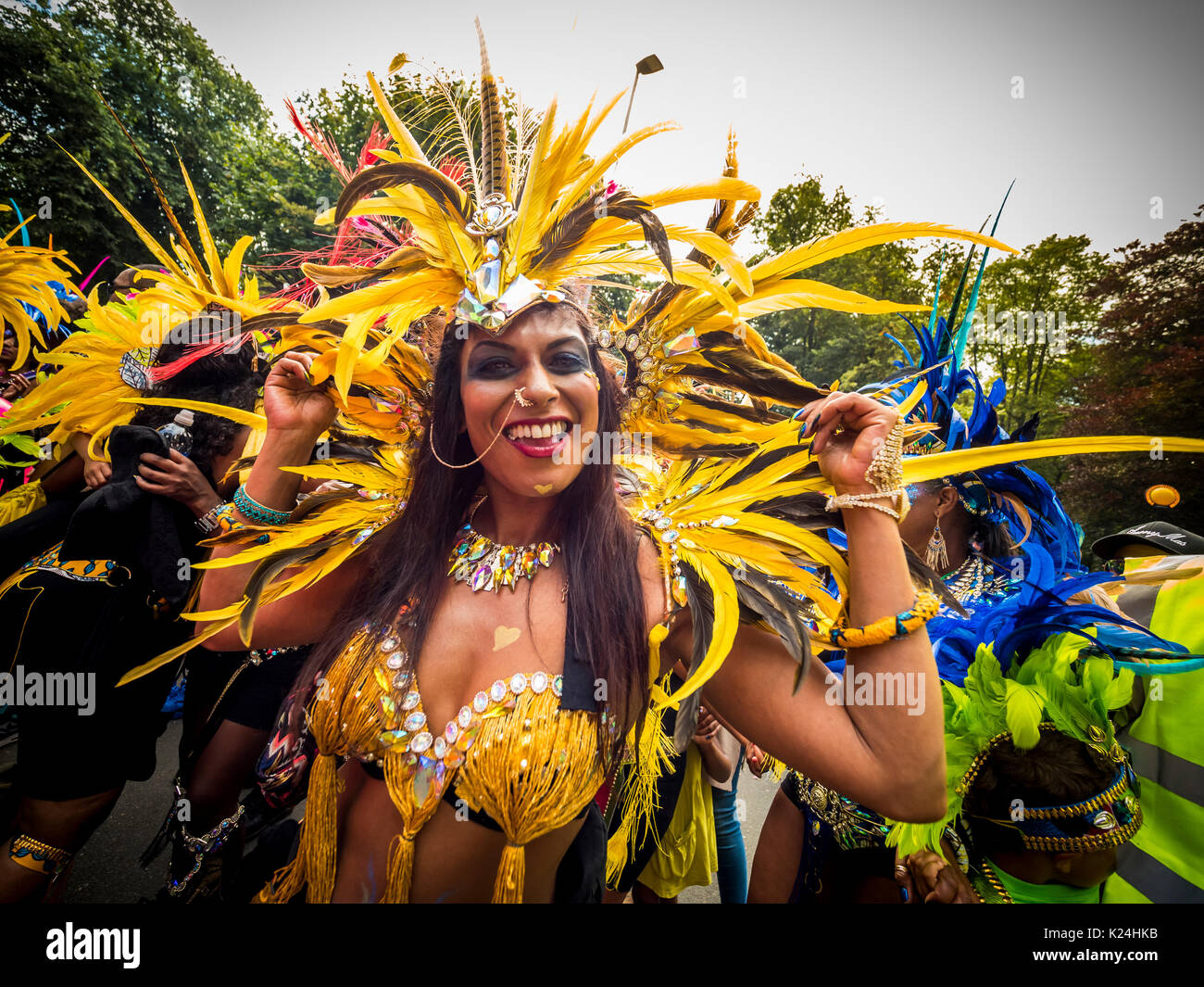 Leeds, Großbritannien. 28 August, 2017. 50 Leeds West Indian Karneval in Potternewton Park. Der Karneval war das erste in Großbritannien, 1967, alle drei wesentliche Elemente eines authentischen indischen Karneval - Kostüme, Musik und einer Maskerade Prozession zu übernehmen - er ist Europas längste laufende Karibischen Karneval Parade. Die Veranstaltung umfasst eine farbenfrohe Prozession durch die Straßen, eine Live Musik Bühne und Street Food und richtet sich an alle Altersgruppen und Kulturen ausgerichtet. Foto Bailey-Cooper Fotografie/Alamy leben Nachrichten Stockfoto