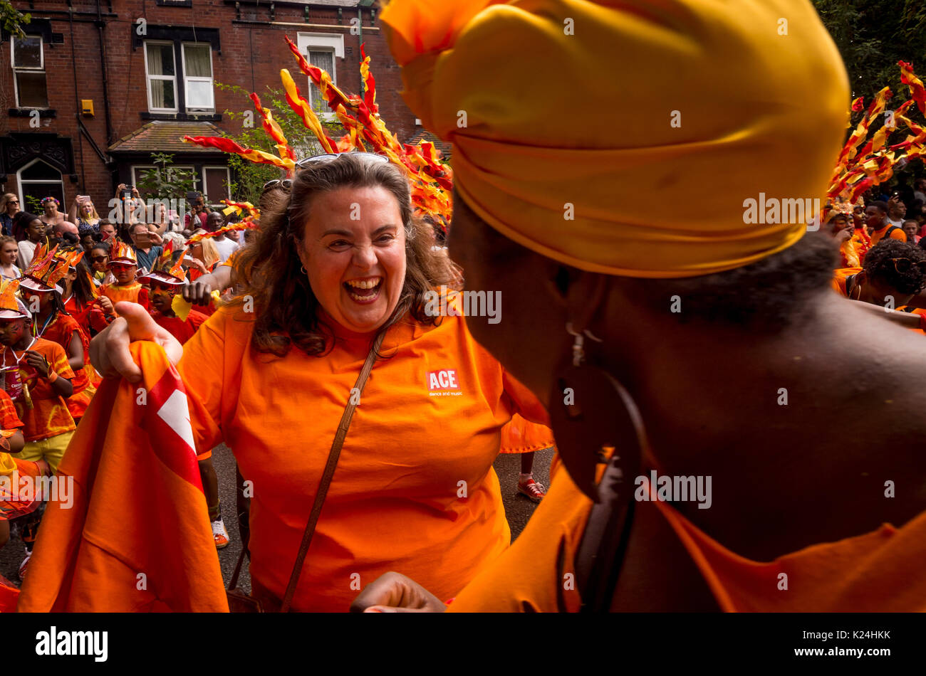 Leeds, Großbritannien. 28 August, 2017. 50 Leeds West Indian Karneval in Potternewton Park. Der Karneval war das erste in Großbritannien, 1967, alle drei wesentliche Elemente eines authentischen indischen Karneval - Kostüme, Musik und einer Maskerade Prozession zu übernehmen - er ist Europas längste laufende Karibischen Karneval Parade. Die Veranstaltung umfasst eine farbenfrohe Prozession durch die Straßen, eine Live Musik Bühne und Street Food und richtet sich an alle Altersgruppen und Kulturen ausgerichtet. Foto Bailey-Cooper Fotografie/Alamy leben Nachrichten Stockfoto
