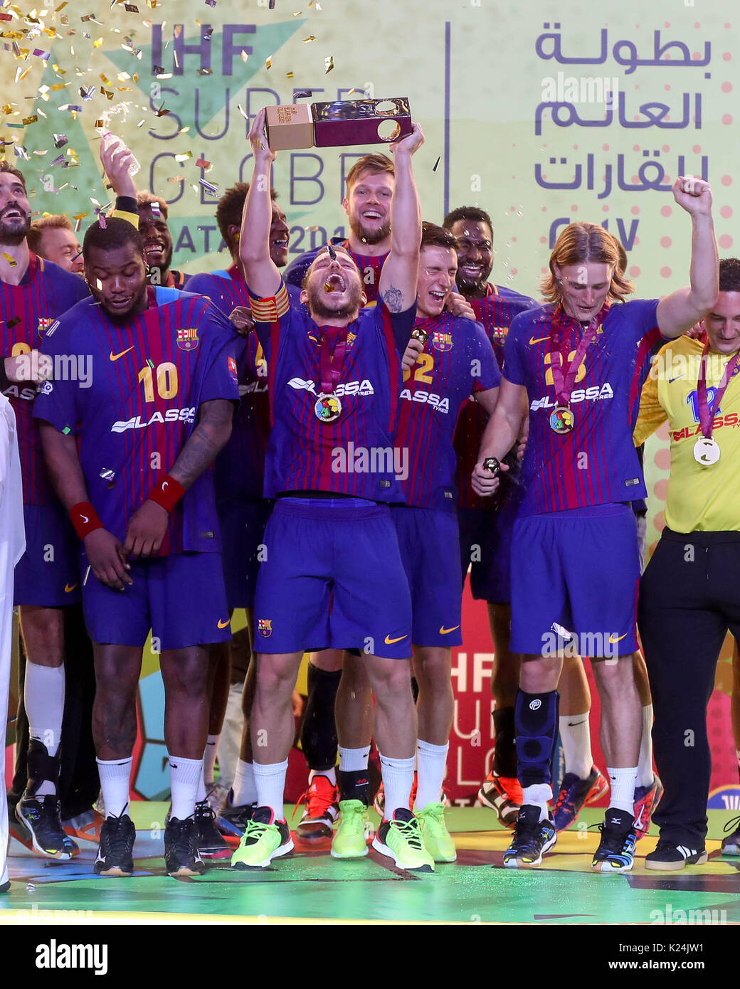 Doha, Katar. 28 Aug, 2017. Spieler der Spanien FC Barcelona Lassa feiern mit der Trophäe, nachdem er das Finale gegen den Deutschen Fuchse Berlin an der IHF Super Globe World Handball Club Meisterschaft 2017 Duhail Sporthalle in Doha, Katar, am 12.08.28., 2017. Spanien FC Barcelona Lassa gewann 29-25. Credit: Nikku/Xinhua/Alamy leben Nachrichten Stockfoto