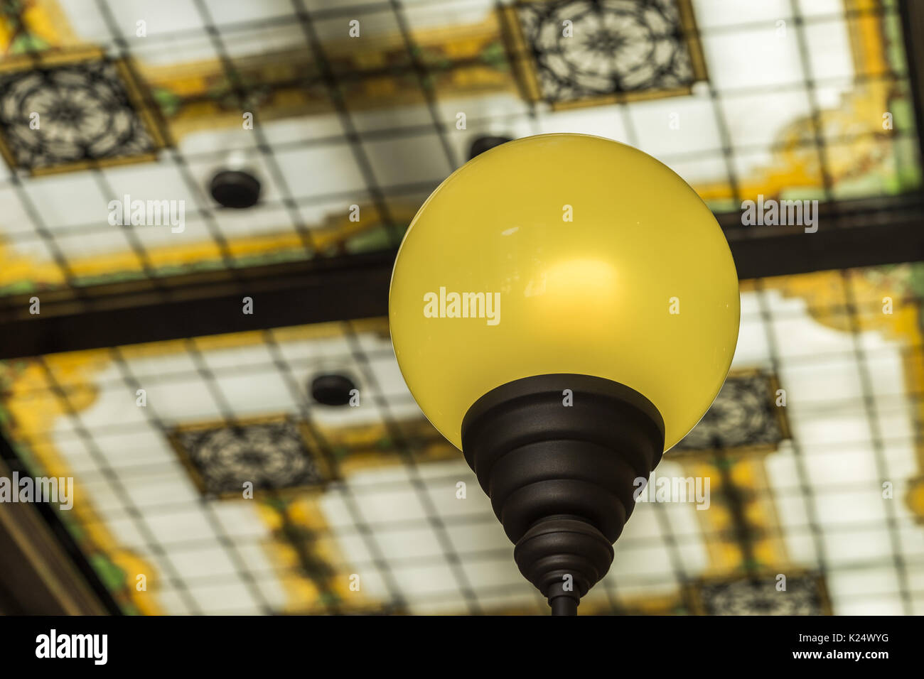 Schönes Glas Lampe mit einem Bügeleisen stand. alte Gebäude in Rom, Italien Stockfoto