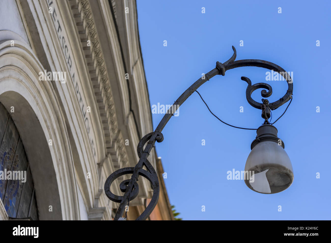 Schönen Strasse Laterne aus Schmiedeeisen und Glas Lampenschirm auf der  Fassade eines alten Gebäudes. Rom, Italien Stockfotografie - Alamy