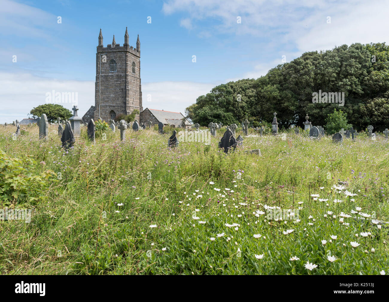 Der Kirchhof der St. Uny Pfarrkirche in Lelant, West Cornwall, Großbritannien Stockfoto