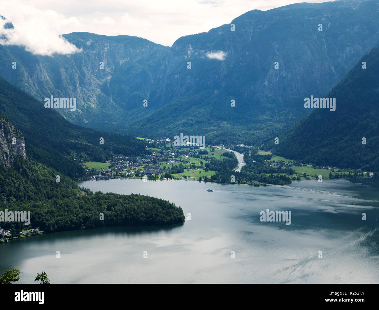 Hallstatt Landschaft, Salzburg. Mountain Lake, Alpine massiv, schöne Schlucht in Österreich. Alpine Valley im Sommer klares Wasser, ein Urlaubsziel. Stockfoto
