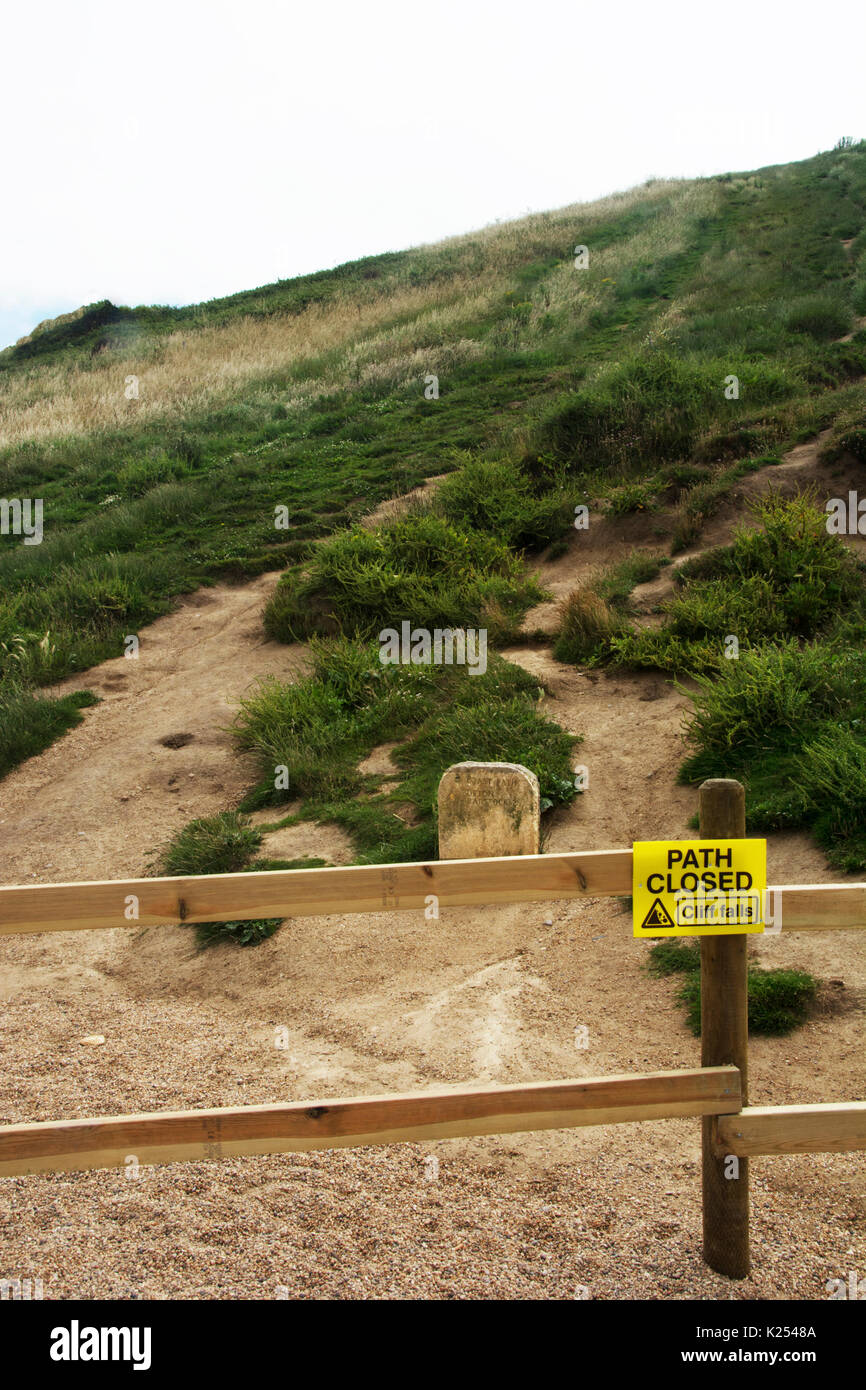 DORSET; West Bay, East Cliff, CLIFF FALLEN WARNNG Stockfoto