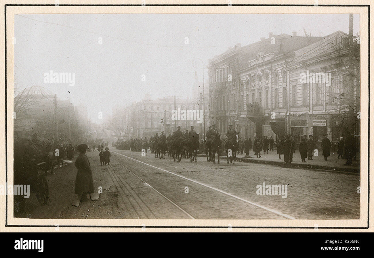 Deutsche militärische Prozession auf einer Straße in Kiew Stockfoto
