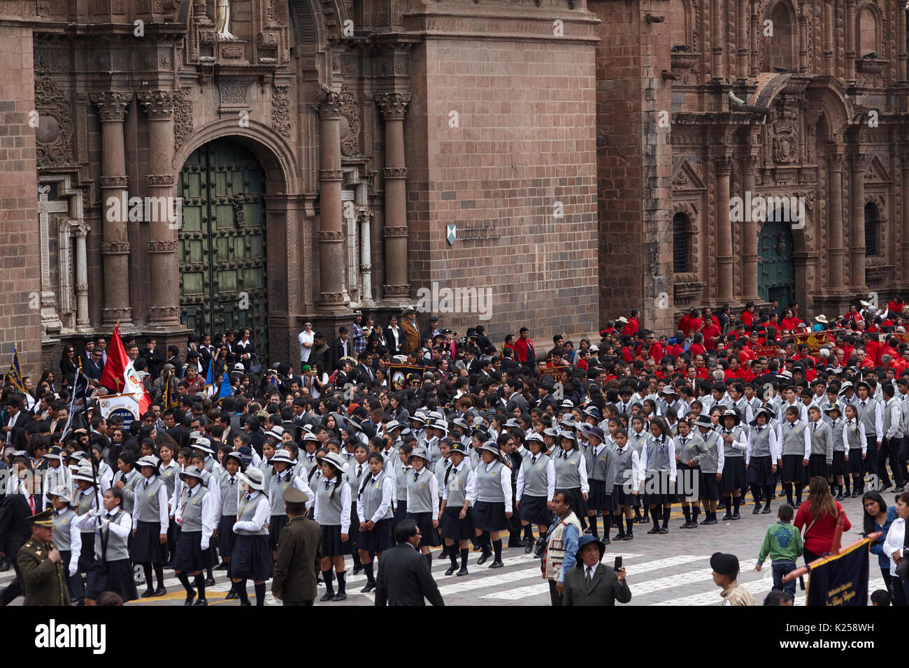 Parade vor der Iglesia de la Compañía (erbaut 1605-1765), Plaza de Armas, Cusco, Peru, Südamerika Stockfoto