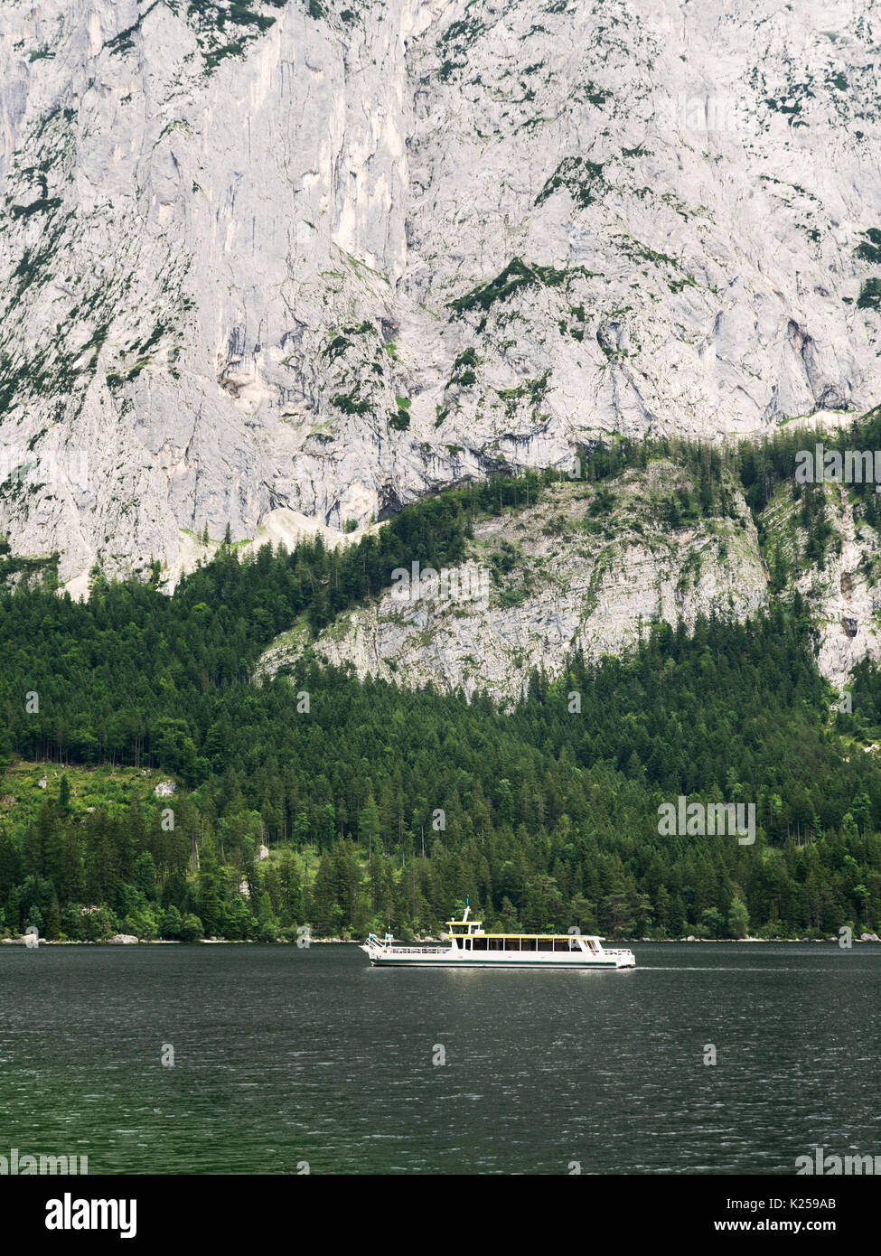 Kreuzfahrt Schiff Segeln auf dem See. Alpine massiv, schöne Schlucht in Österreich. Alpine Valley im Sommer, Reise Boot segelt. Berglandschaft. Stockfoto