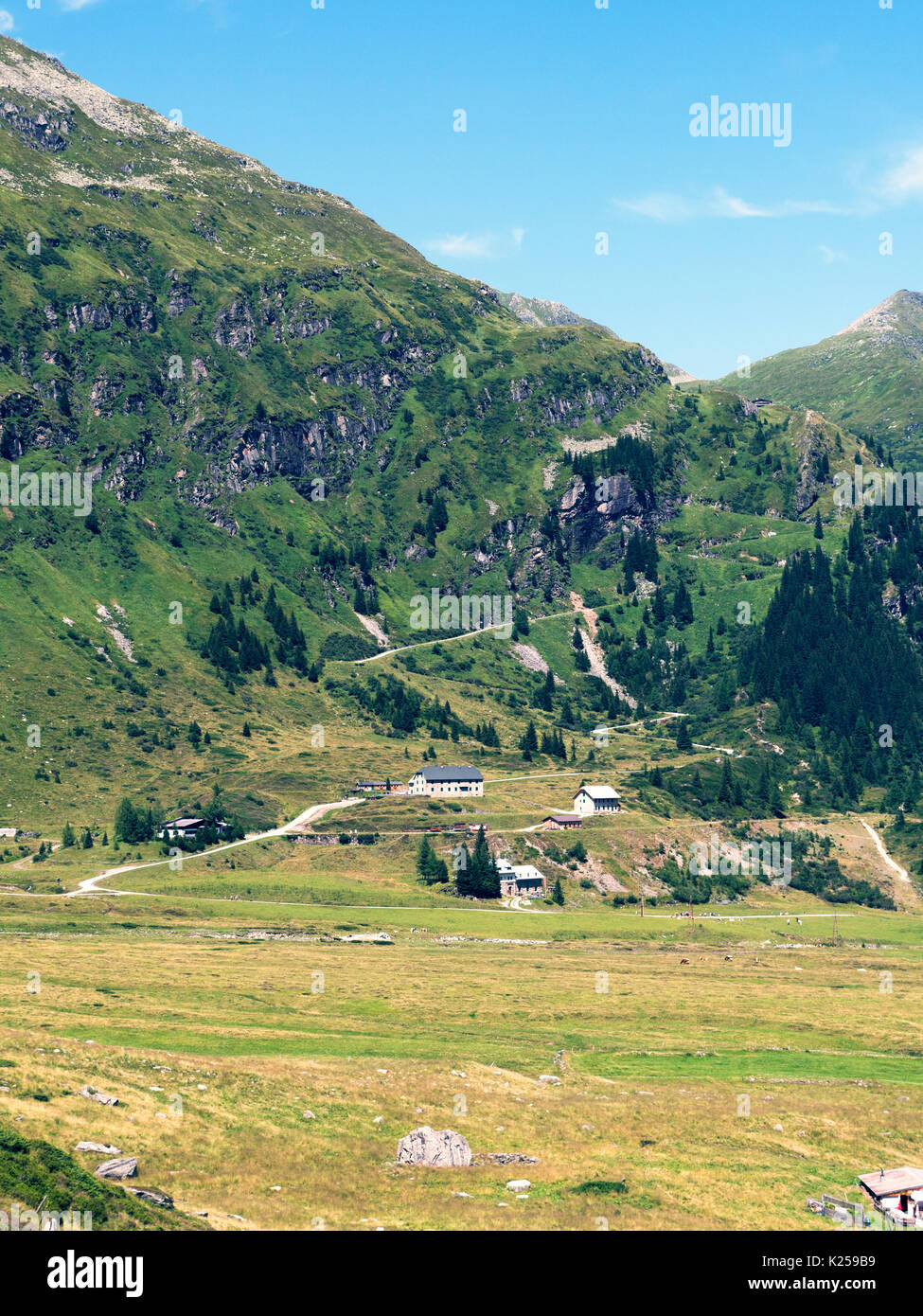 Malerische Alpine rocky Alpine Valley Sportgastein im Sommer. Malerische Berg Weideflächen, großen Bergmassiv und sonniges Wetter. Sport Wandern. Stockfoto