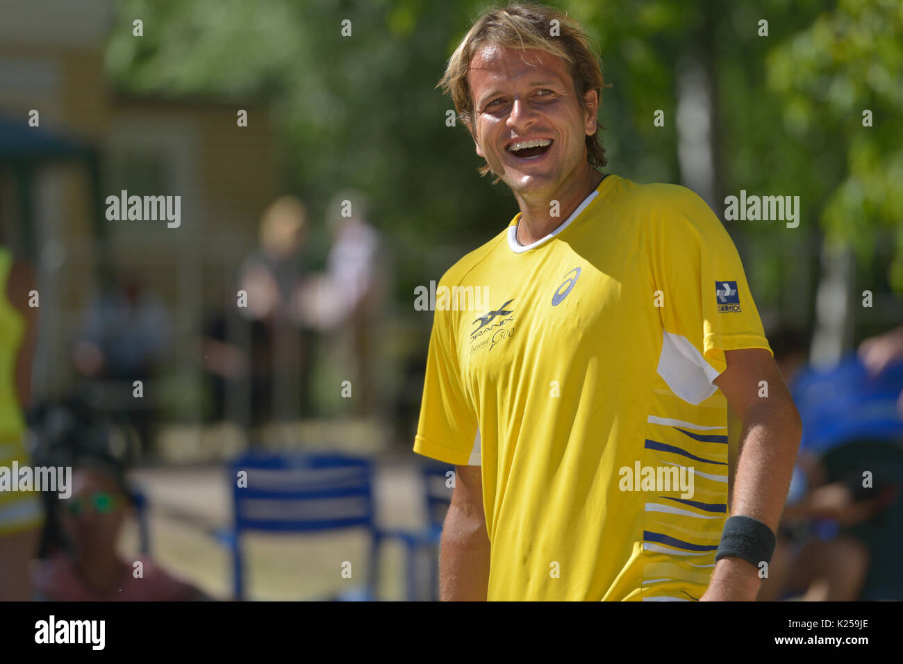 Moskau, Russland - Juli 20, 2014: Vinicius Font von Brasilien vor dem abschließenden Spiel gegen Italien während der ITF Beach Tennis World Team Championship. Italien werde Stockfoto