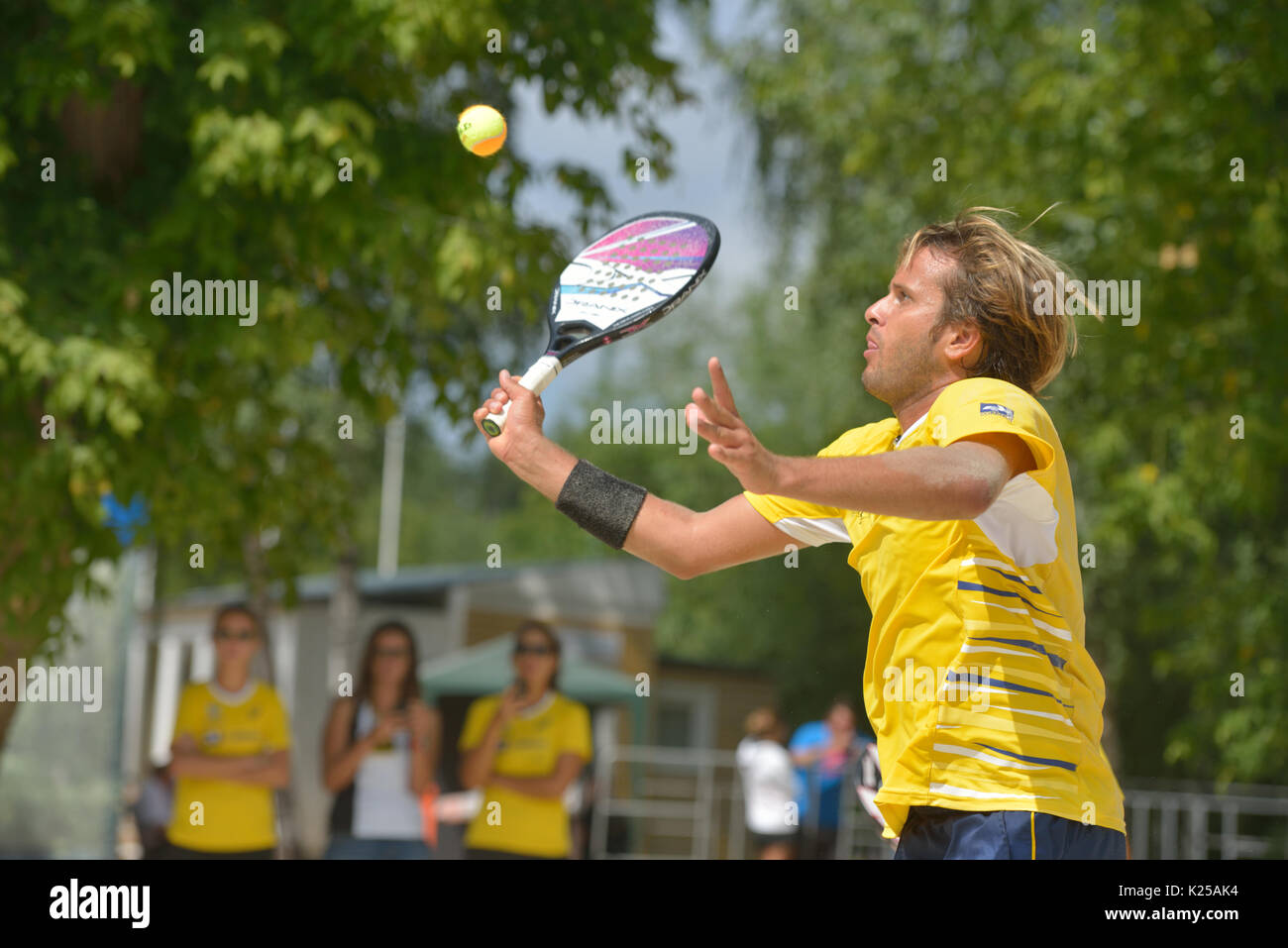 Moskau, Russland - Juli 18, 2014: Vinicius Font von Brasilien im Spiel gegen Zypern während der ITF Beach Tennis World Team Championship. Brasilien gewann 3-0 Stockfoto