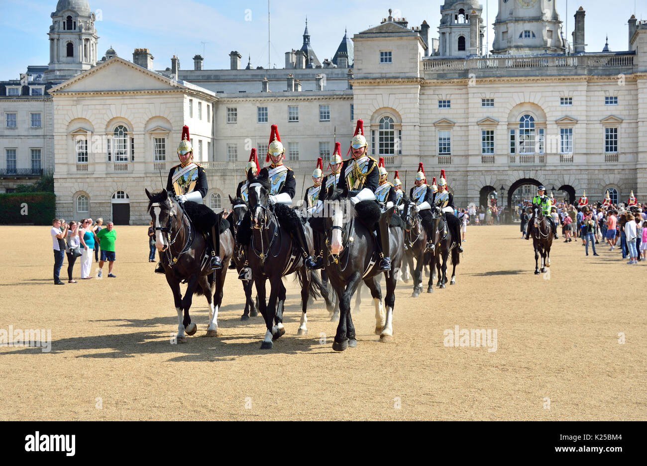 London, England, UK. Morgen Ändern des Schutzes auf Horse Guards Parade: Blues und Royals Stockfoto