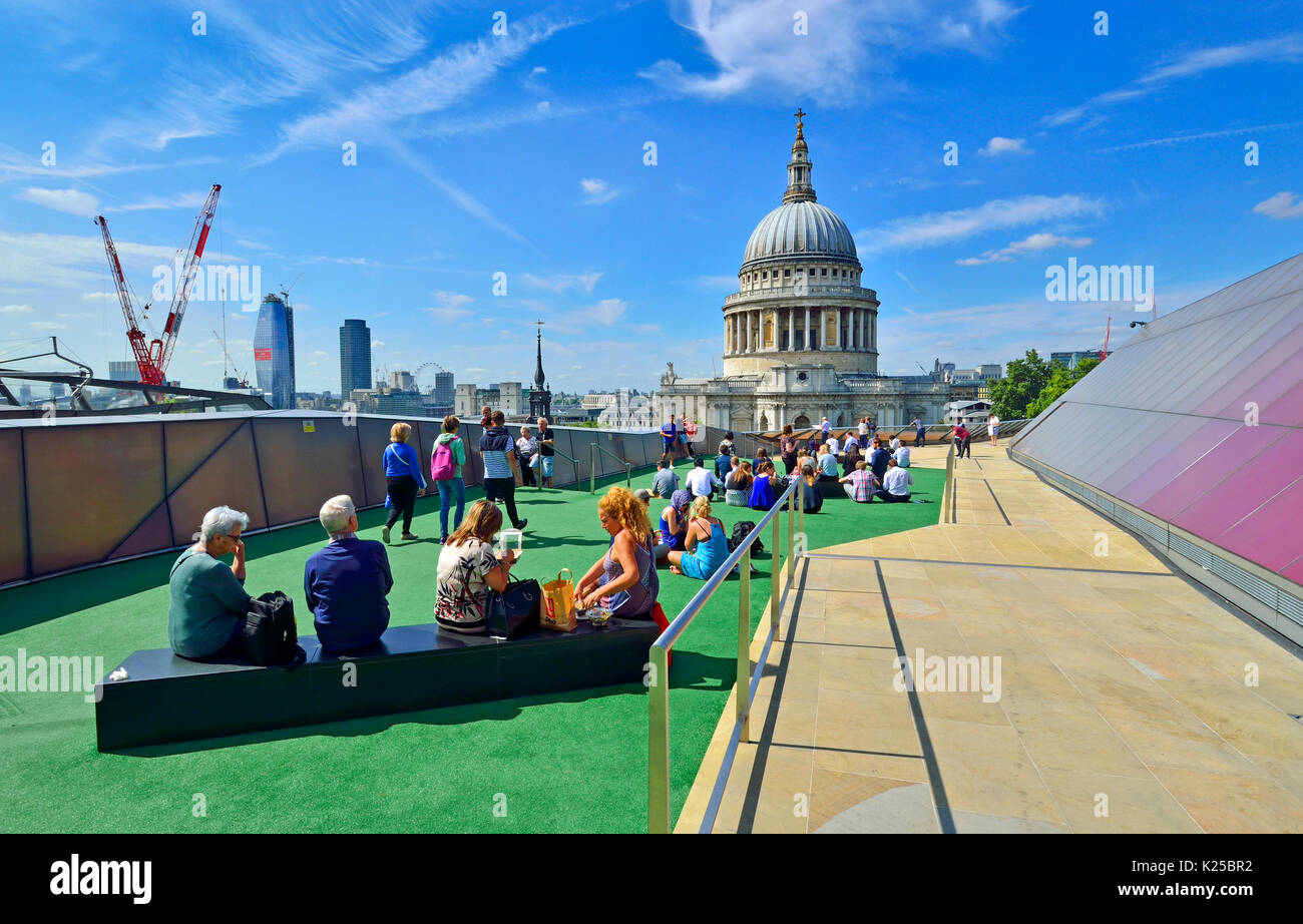 London, England, UK. Die St Paul's Kathedrale aus dem öffentlichen Dachterrasse Eine neue Änderung gesehen - Leute mit Mittagessen an einem sonnigen Tag im August Stockfoto