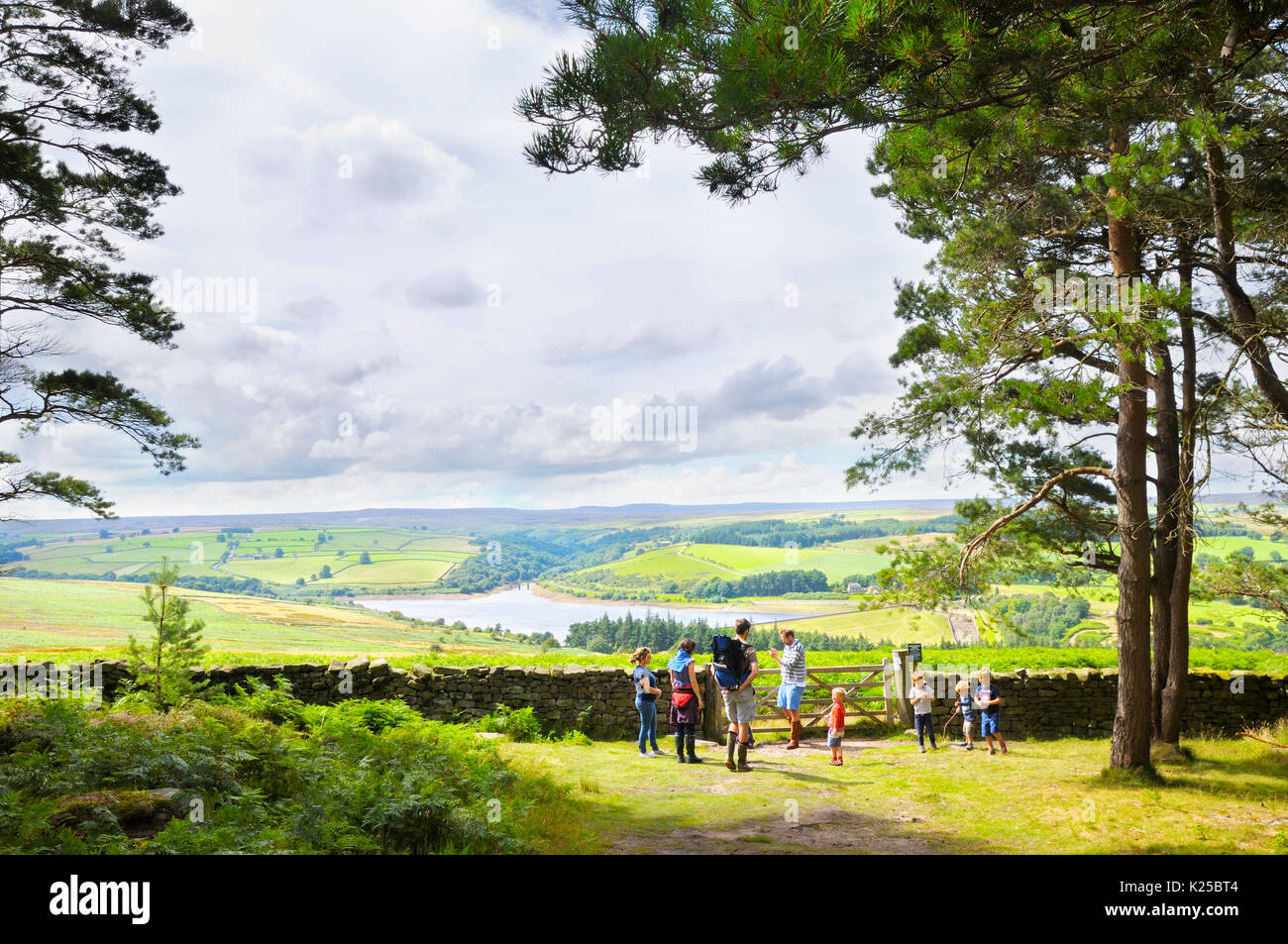 Familien auf einem Waldspaziergang Pause für eine Pause die Ansichten der Yorkshire Landschaft um Leighton Reservoir, Ilton, North Yorkshire, UK zu genießen Stockfoto