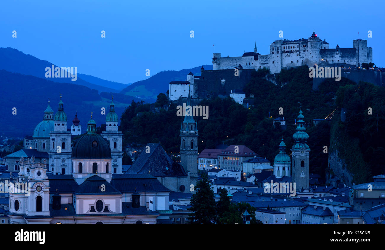 Dämmerung Blick auf Salzburg, Österreich. Stockfoto