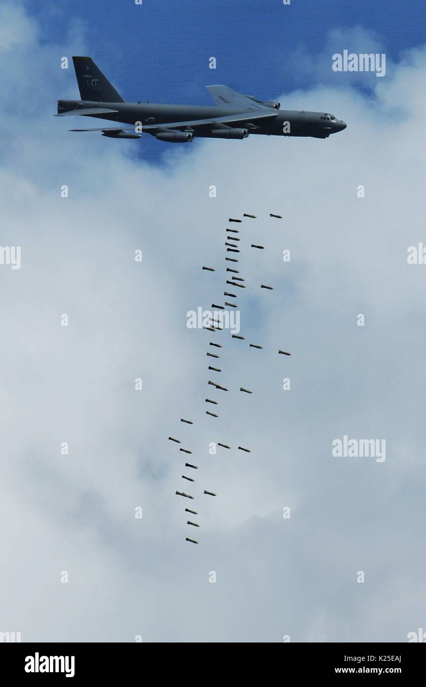 Ein US Air Force B-52 Stratofortress strategischer Bomber aircraft Releases M 117 Air - konventionelle Bomben auf ein Training Strecke in der Nähe der Anderson Air Force Base, 15. März 2011 in der Nähe von Yigo, Guam. Stockfoto