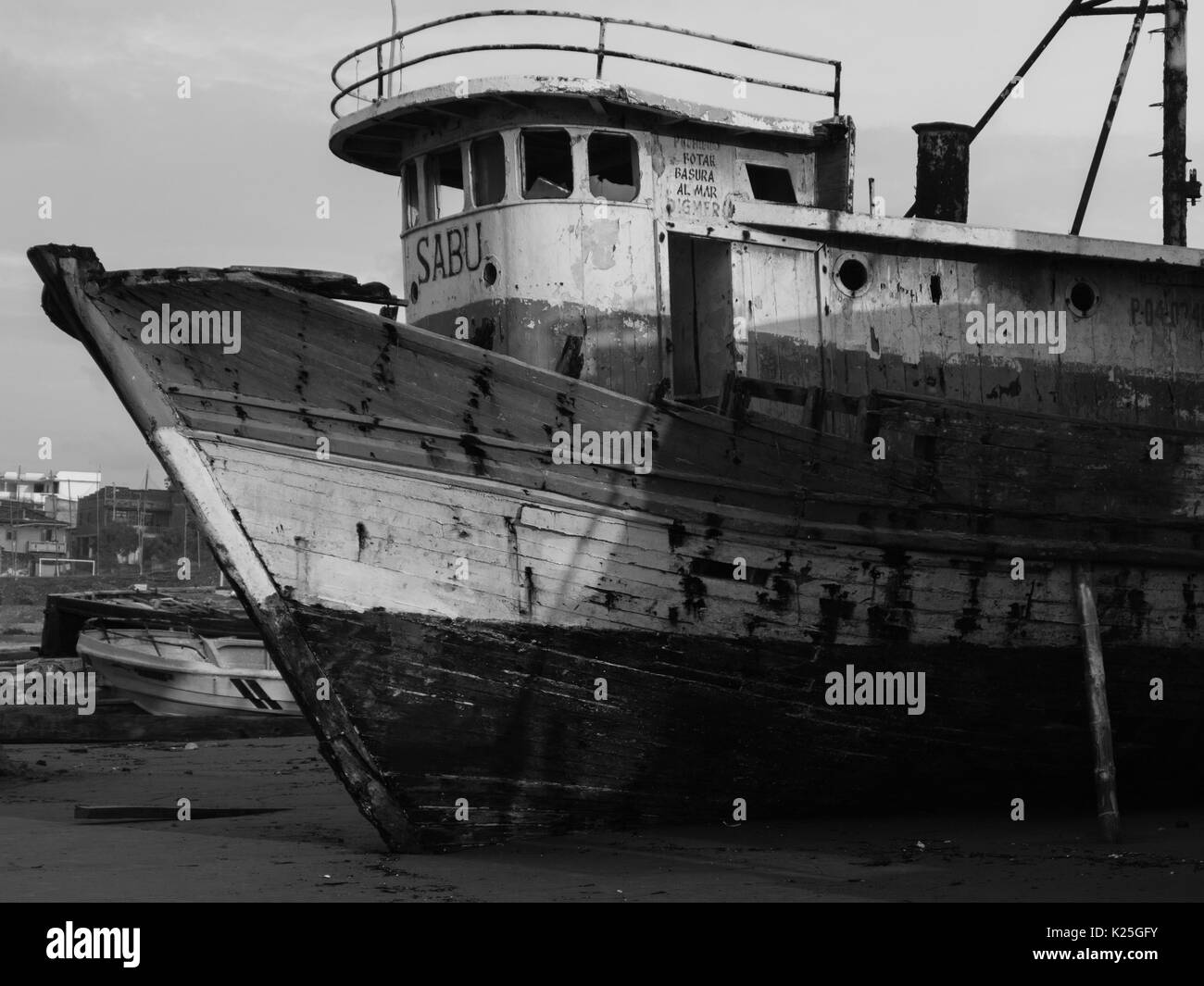 Holz-, Fischerboot hergestellt oder in Manta - Murciélago Strand - Ecuador repariert Stockfoto