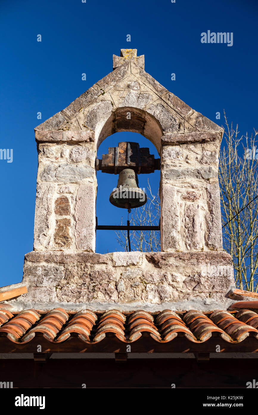Glockenturm von ein wenig rustikal Kirche aus dem Mittelalter mit Steinen Stockfoto