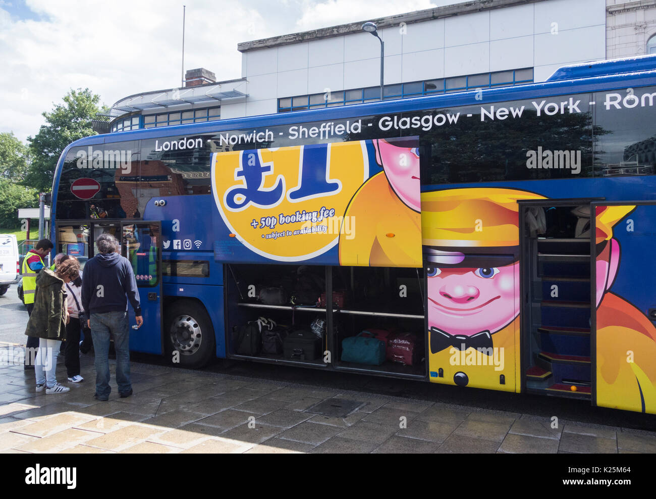 Megabus Trainer bei Leeds bus station. Großbritannien Stockfoto