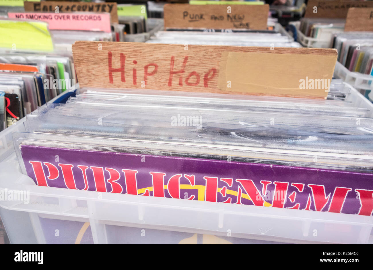 Hip Hop Vinyl records am Marktstand. England. Großbritannien Stockfoto
