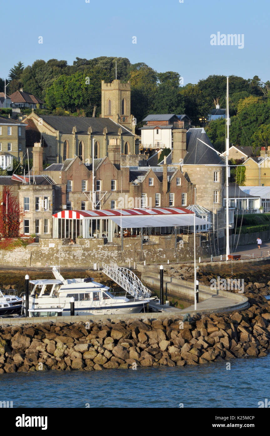 Die Royal Yacht Squadron und Insel Segeln Vereine in Cowes Waterfront am Meer auf der Insel Wight, Gebäude und historische Einstellungen Stockfoto