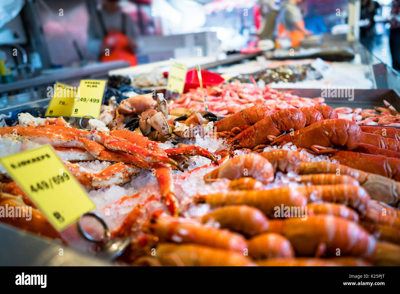 Verschiedene Meeresfrüchte in den Regalen der Fischmarkt in Norwegen, Bergen Stockfoto