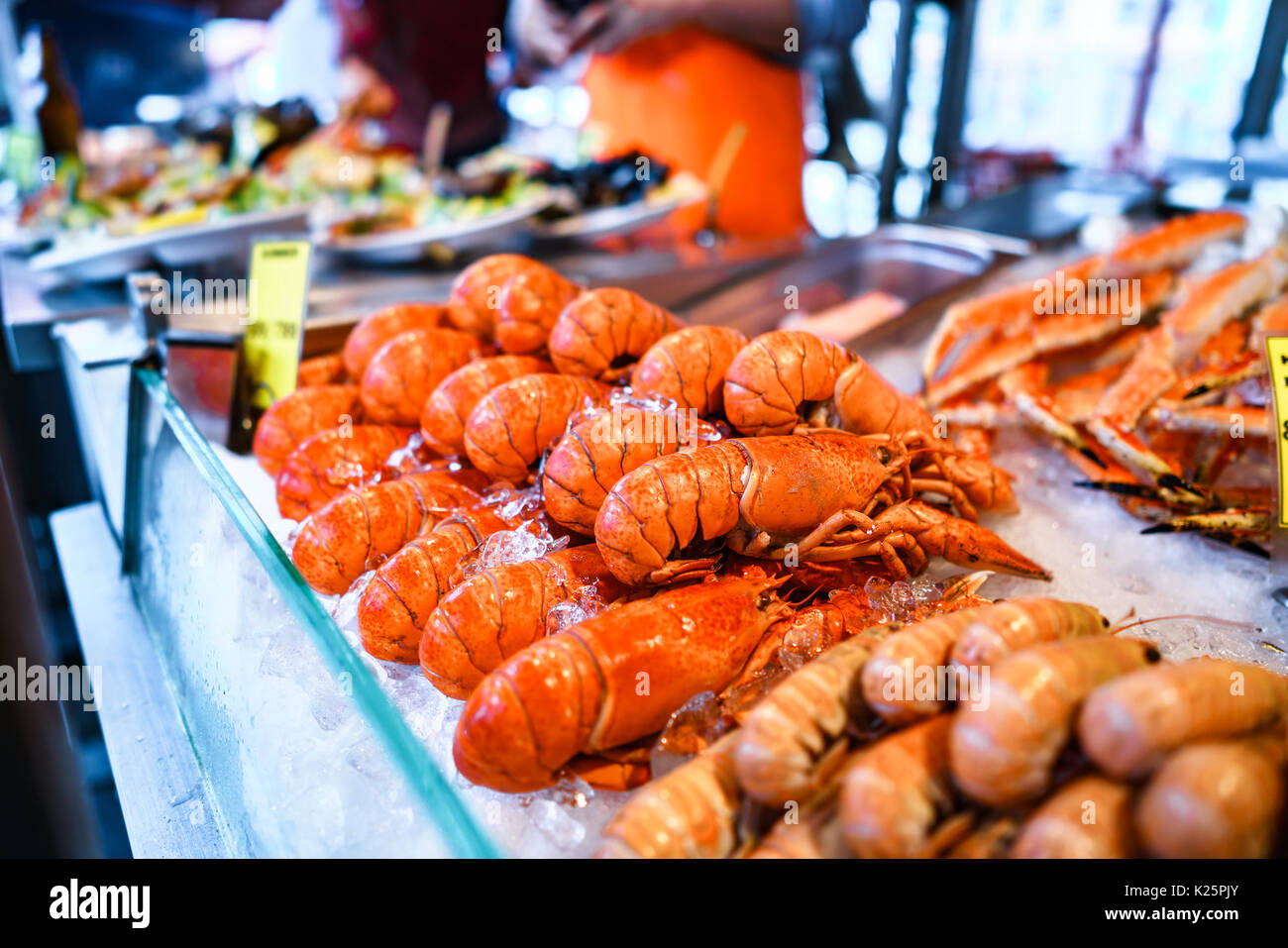 Verschiedene Meeresfrüchte in den Regalen der Fischmarkt in Norwegen, Bergen Stockfoto