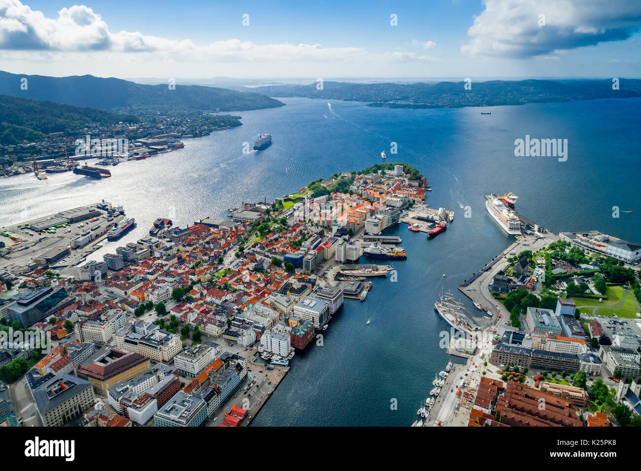 Bergen ist eine Stadt in Südschweden an der Westküste von Norwegen. Bergen ist die zweitgrößte Stadt in Norwegen. Der Blick von der Höhe des b Stockfoto