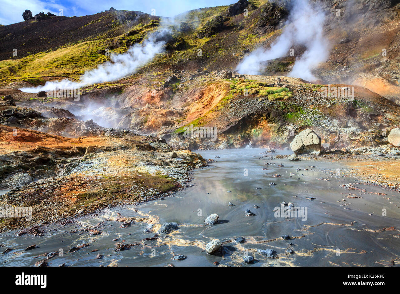 Kochendes Wasser und Schlamm im Tal Reykjadalur in Südisland Stockfoto