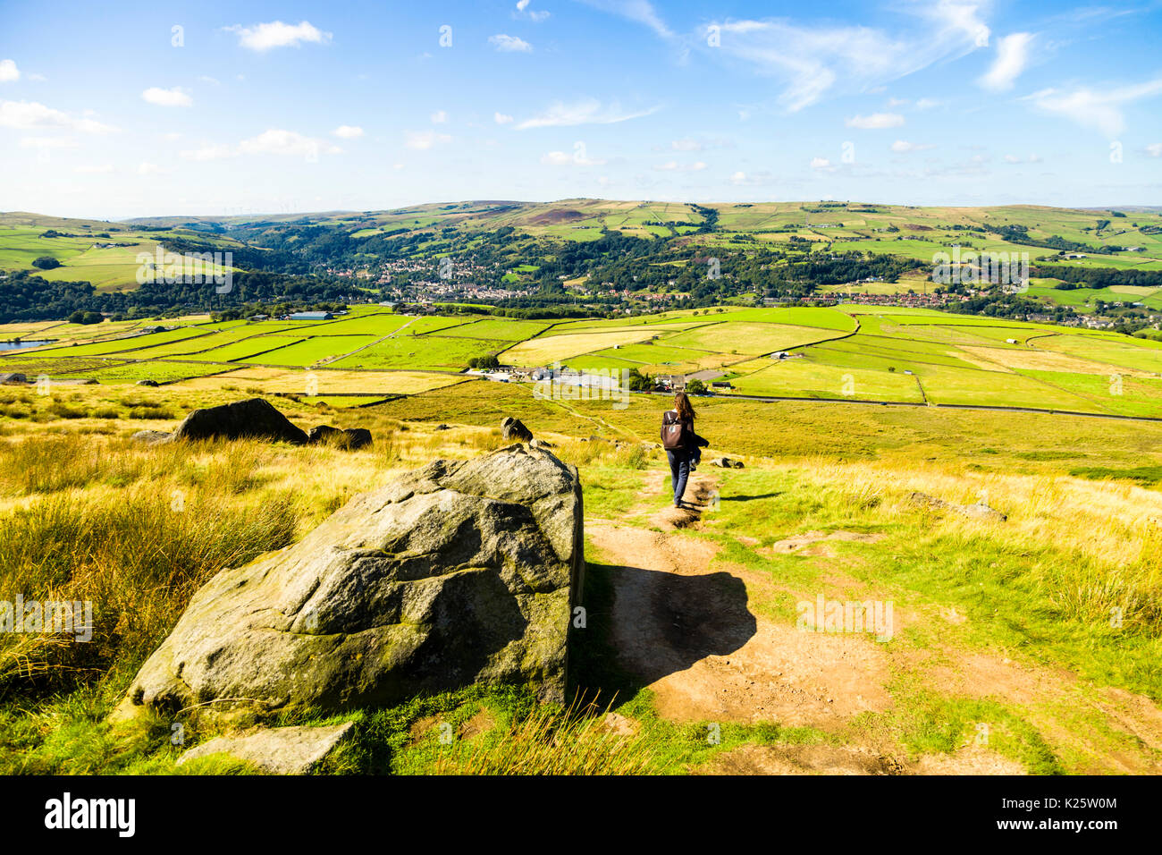 Walker auf der Heide über Todmorden, West Yorkshire, UK Stockfoto