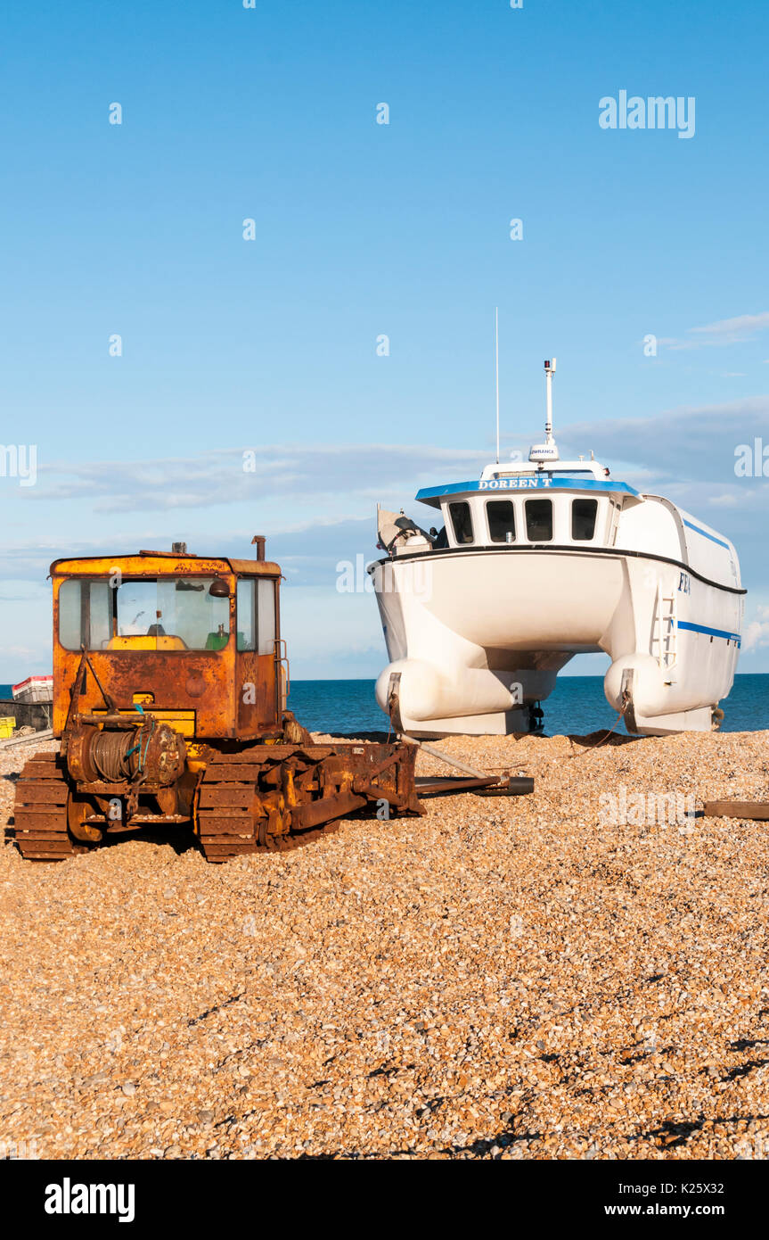 Traktor und Doreen T Fischerboot Strände auf der Kies von Dungeness Strand Stockfoto
