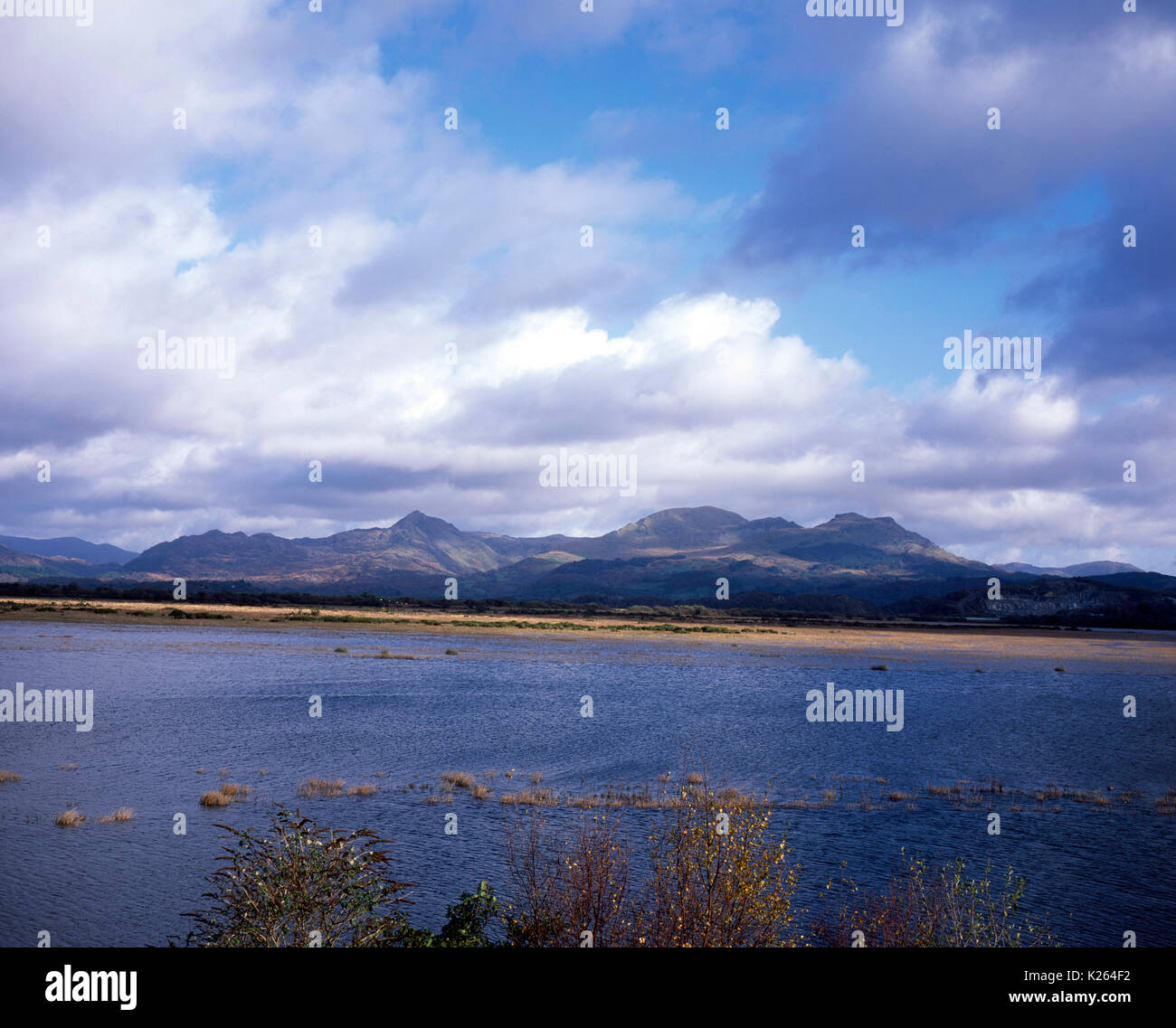 Moelwyn-Berge und Blick über die überfluteten Mündung des The Afon Glaslyn vom Maiskolben an Porthmadog Snowdonia Wales Cnicht Stockfoto