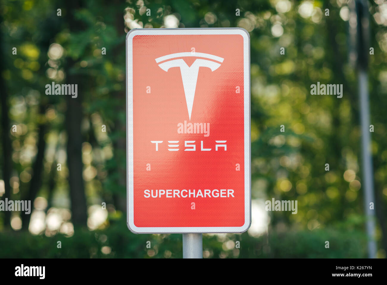 KATOWICE, Polen - 26. AUGUST 2017: Tesla Kompressor Logo in Orlen Tankstelle, Katowice. Tesla Motors entwickelt Netz von Ladestationen acr Stockfoto