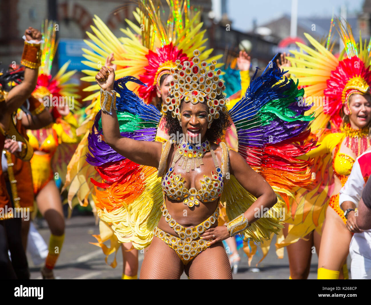 Menschen in Tracht an der Notting Hill Carnival 2017. Bis zu 1 Millionen Menschen auf den Straßen von Notting Hill für Europas größte Straßenkarneval. Stockfoto