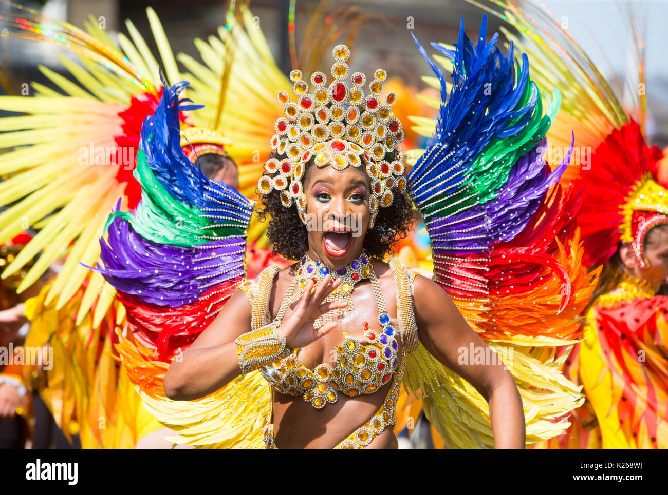 Menschen in Tracht an der Notting Hill Carnival 2017. Bis zu 1 Millionen Menschen auf den Straßen von Notting Hill für Europas größte Straßenkarneval. Stockfoto