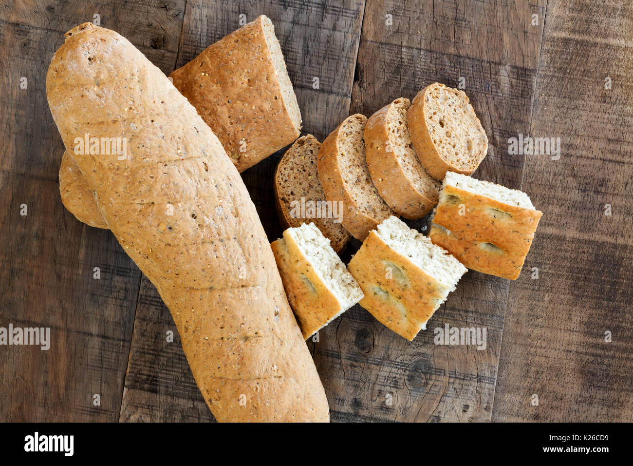 Brötchen auf ein Brot board Stockfoto