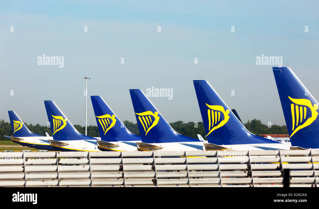 Ryanair ryanair Flugzeug Heckflossen oder tailplanes in einer Linie, Stansted Airport, London, Großbritannien Stockfoto