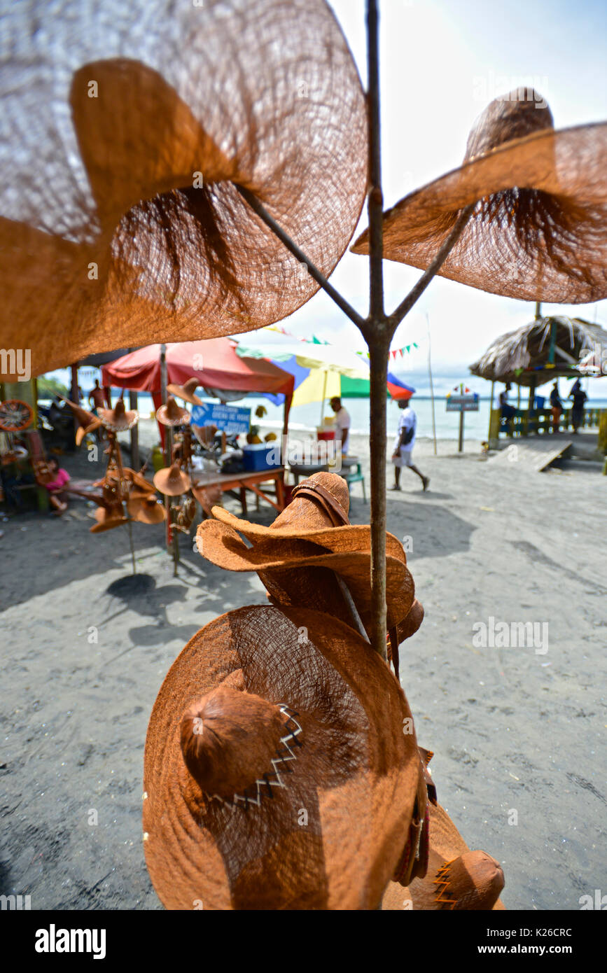 Handgefertigte Hüte auf Verkauf in Ladrilleros Strand, Nationalen Naturpark Uramba, Bahia Malaga, Kolumbianische Pazifikküste Stockfoto