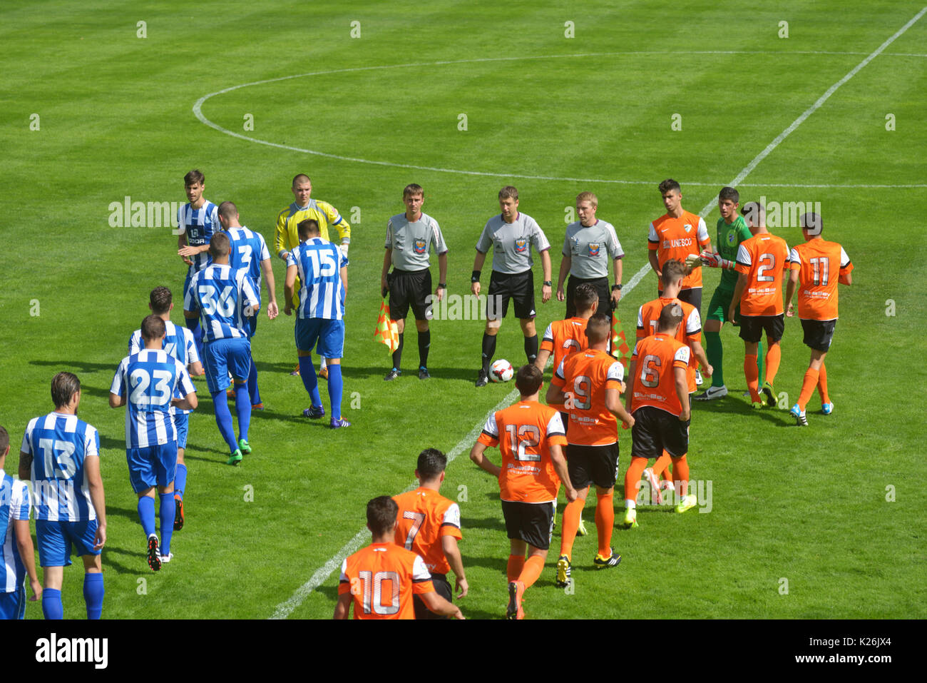 Moskau, Russland - Juli 21, 2014: Teams kommen heraus auf das Feld vor dem Match OFK, Serbien - Málaga, Spanien (orange Hemden) während Lev Yashin VTB-Cup, Th Stockfoto