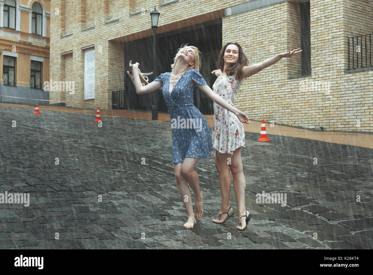 40+ Im regen tanzen bilder , Frauen mit dem Regen glücklich sind, sie sind glücklich und tanzen im