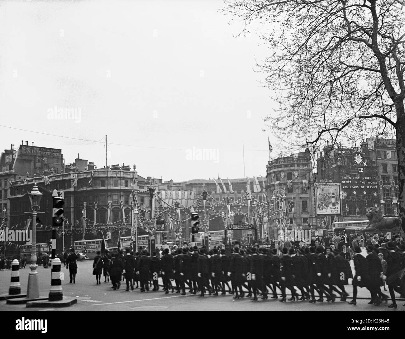 AJAXNETPHOTO. 1935. LONDON, ENGLAND. - TRAFALGAR SQUARE Prozession während der JUBILÄUMSFEIERLICHKEITEN. Foto: T.J. SPOONER COLL/AJAX VINTAGE BILDARCHIV REF; () AVL GBR TJS London 1935 02 Stockfoto