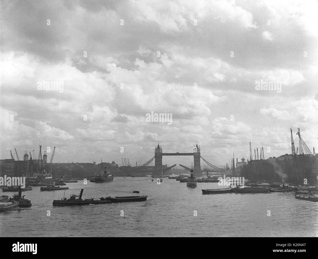 AJAXNETPHOTO. 8. AUGUST 1934. LONDON, ENGLAND. - Versand IN DEN POOL der London Tower Bridge entfernt. Foto: T.J. SPOONER COLL/AJAX VINTAGE BILDARCHIV REF; TJS 193408 3 Stockfoto