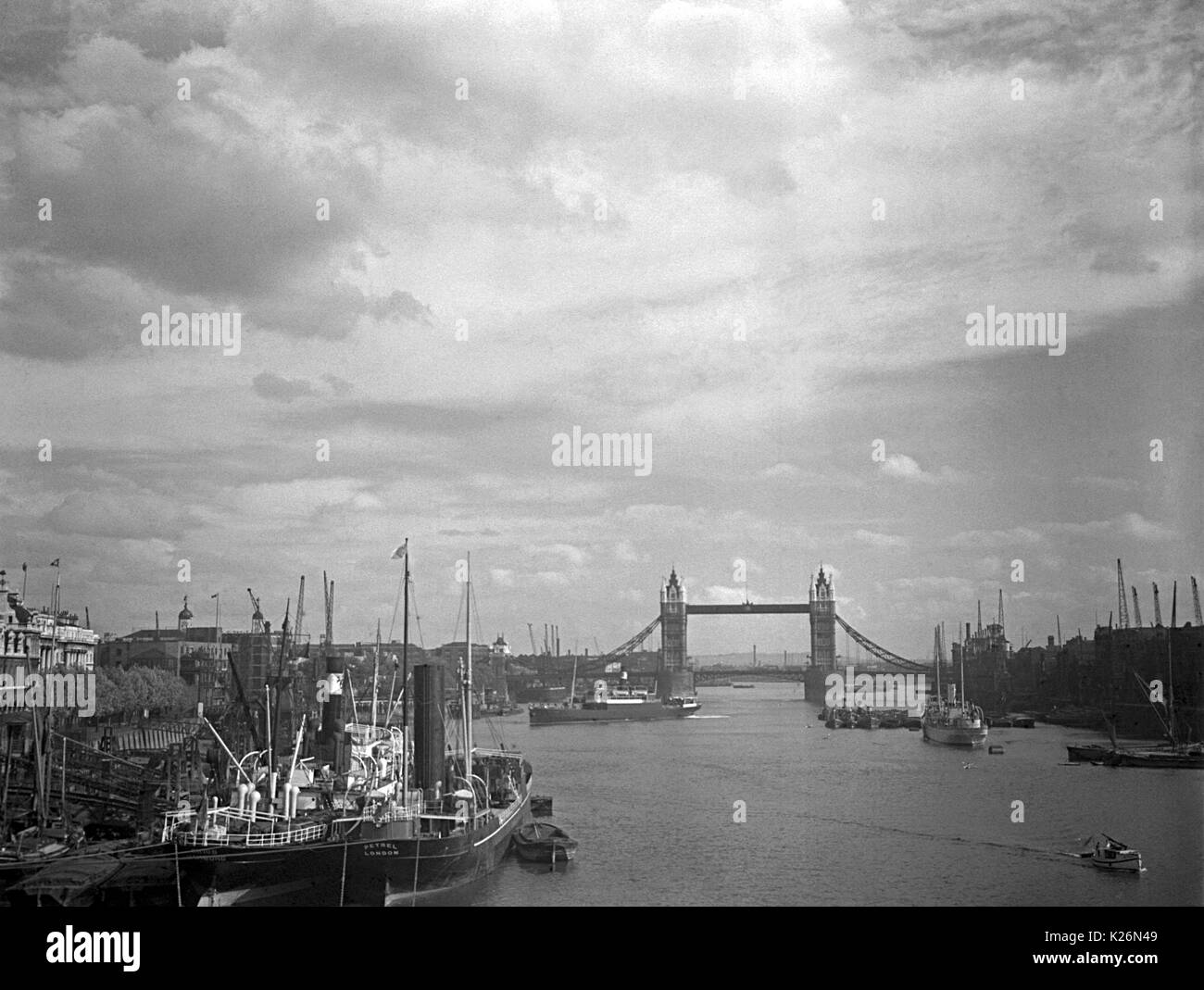 AJAXNETPHOTO. 8. AUGUST 1934. LONDON, ENGLAND. - Versand IN DEN POOL der London Tower Bridge entfernt. Foto: T.J. SPOONER COLL/AJAX VINTAGE BILDARCHIV REF; TJS 193408 4 Stockfoto