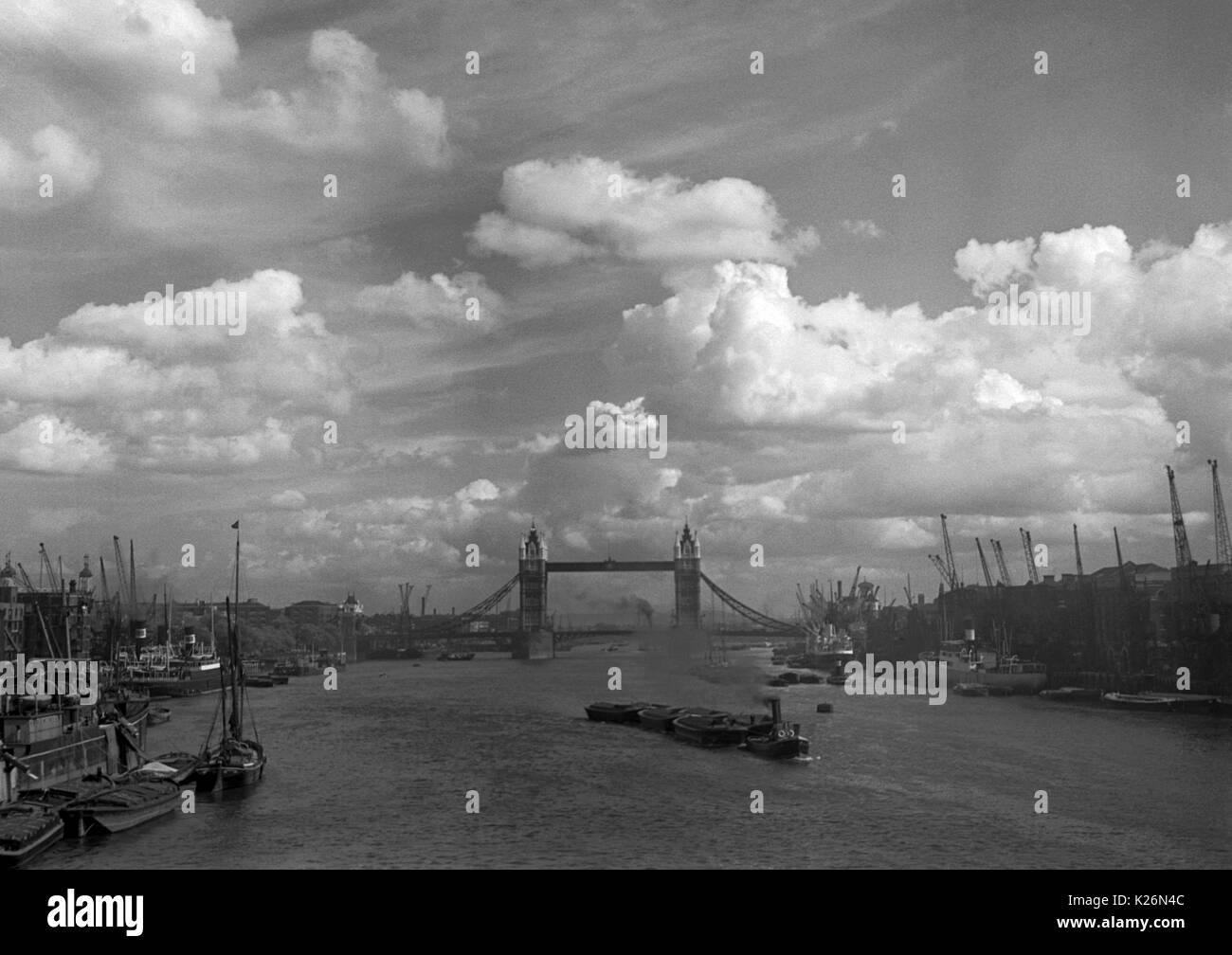 AJAXNETPHOTO. 8. AUGUST 1934. LONDON, ENGLAND. - Versand IN DEN POOL der London Tower Bridge entfernt. Foto: T.J. SPOONER COLL/AJAX VINTAGE BILDARCHIV REF; TJS 193408 6 Stockfoto