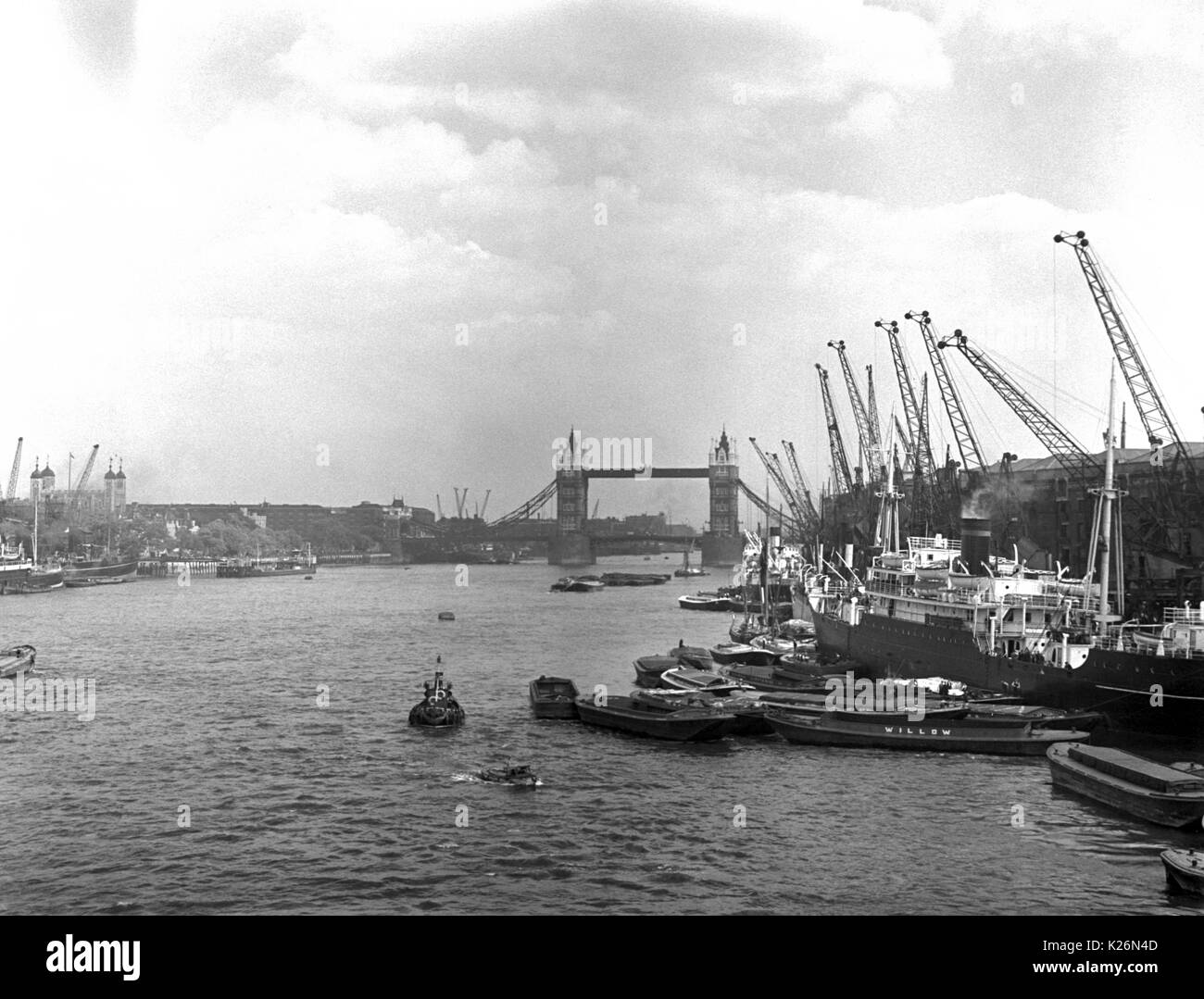 AJAXNETPHOTO. 30 th September, 1934. LONDON, ENGLAND. - Versand IN DEN POOL der London Tower Bridge entfernt. Foto: T.J. SPOONER COLL/AJAX VINTAGE BILDARCHIV REF; TJS 193409 5 Stockfoto